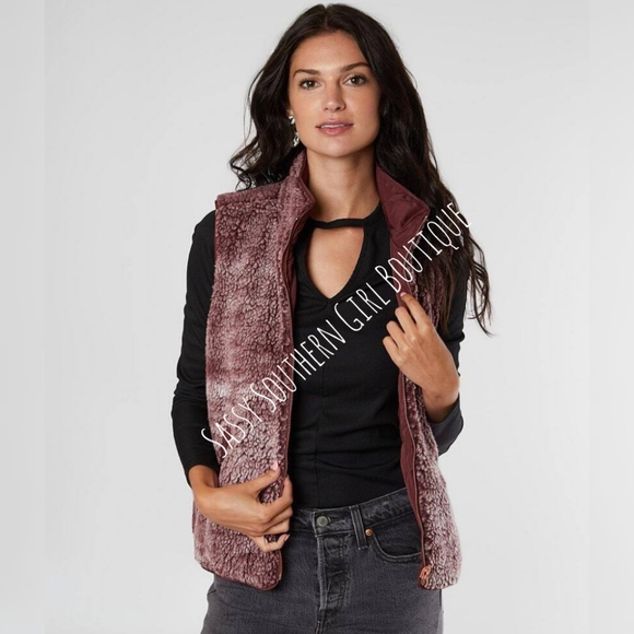 ⭐🆕Wine red reversible Sherpa faux fur vest - Picture 3 of 9